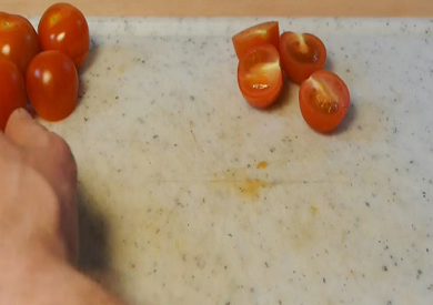 بالفيديو .. 1,2 مليون مشاهدة لحل عملي لتقطيع الطماطم في لحظات